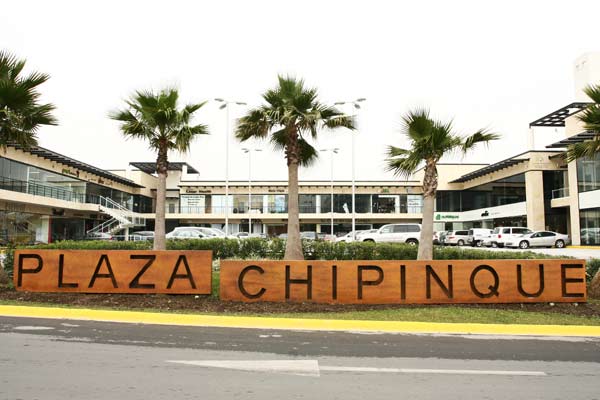 Letrero y fachada de Plaza Chipinque en Av. Gómez Morín, San Pedro Garza García