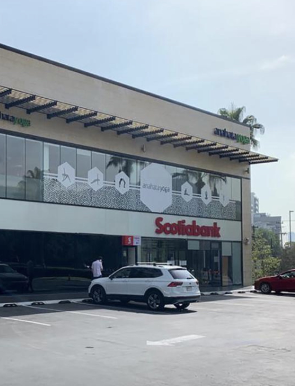 Fachada de Plaza Chipinque con Scotiabank